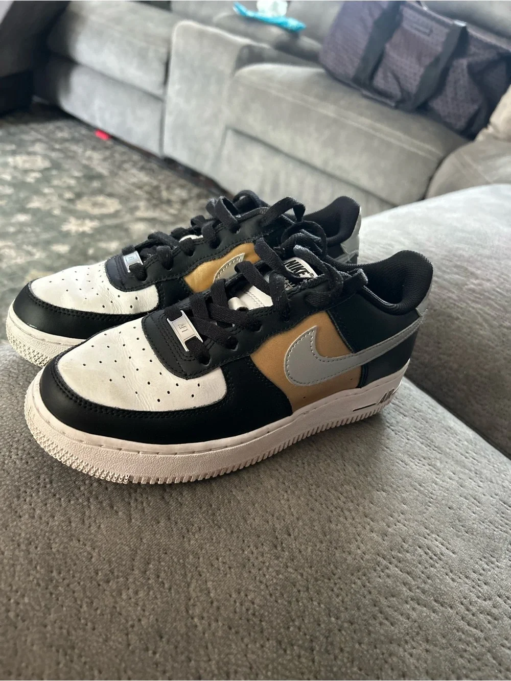 Nike Kids Low-Top Sneakers in Black, White & Tan